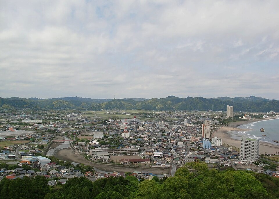 鴨川町