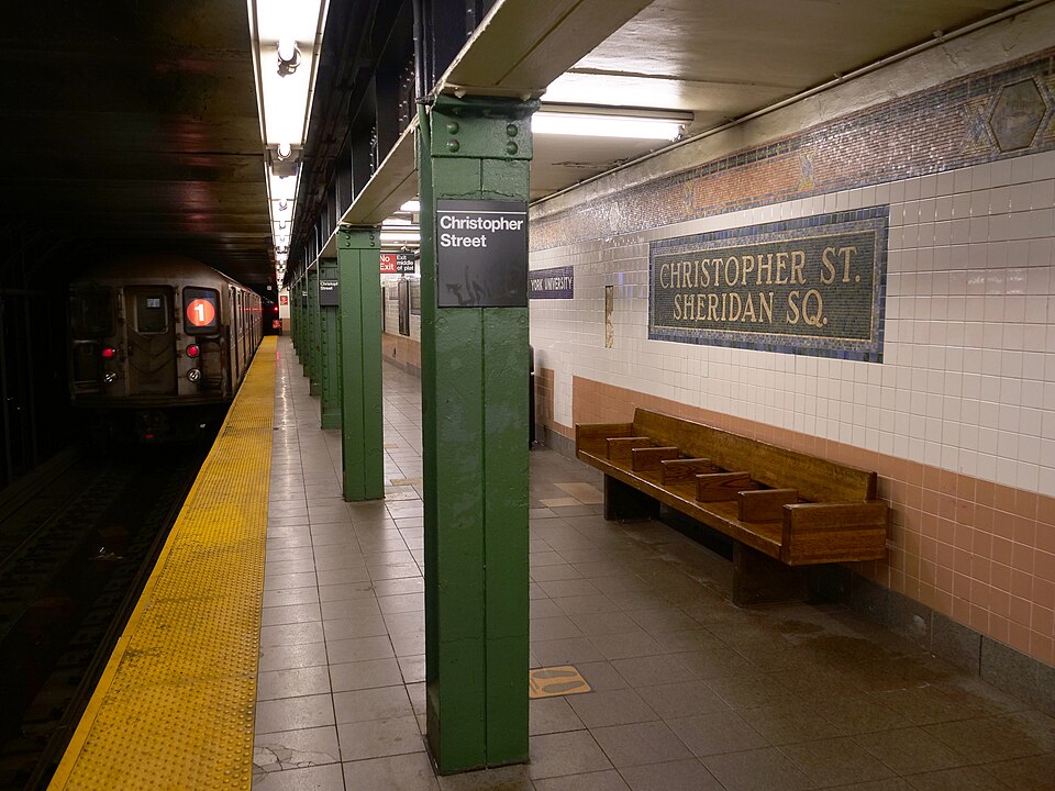 Christopher_Street–Stonewall_station